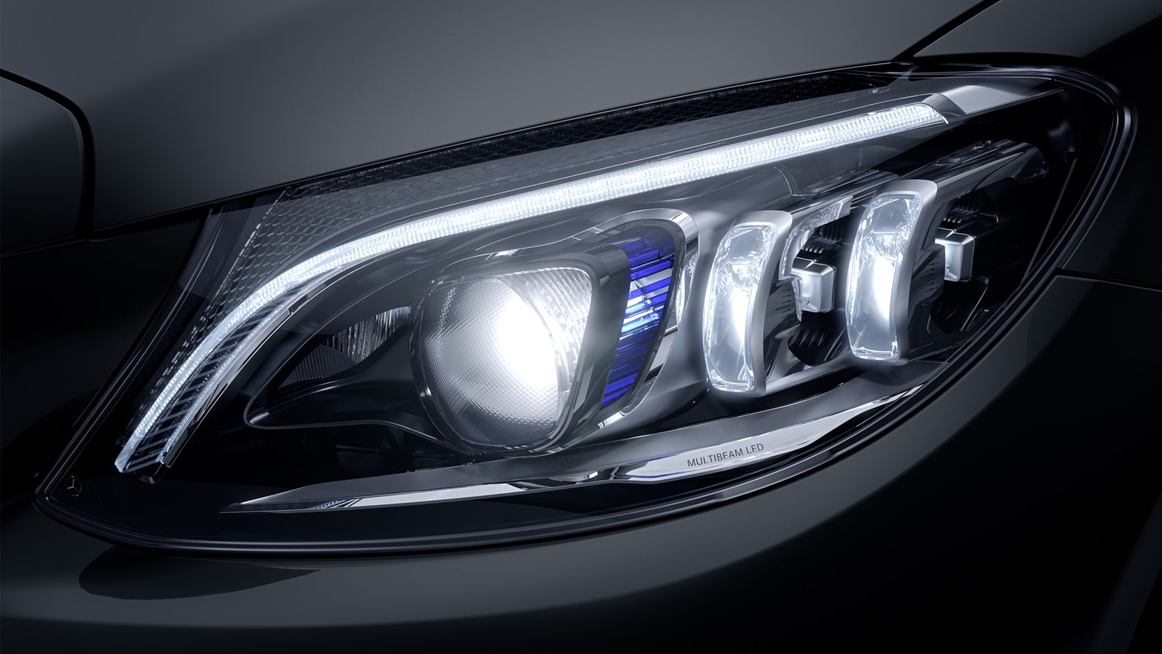 Na obrázku jsou světlomety MULTIBEAM LED vozidla Mercedes-Benz Třídy C kabriolet.