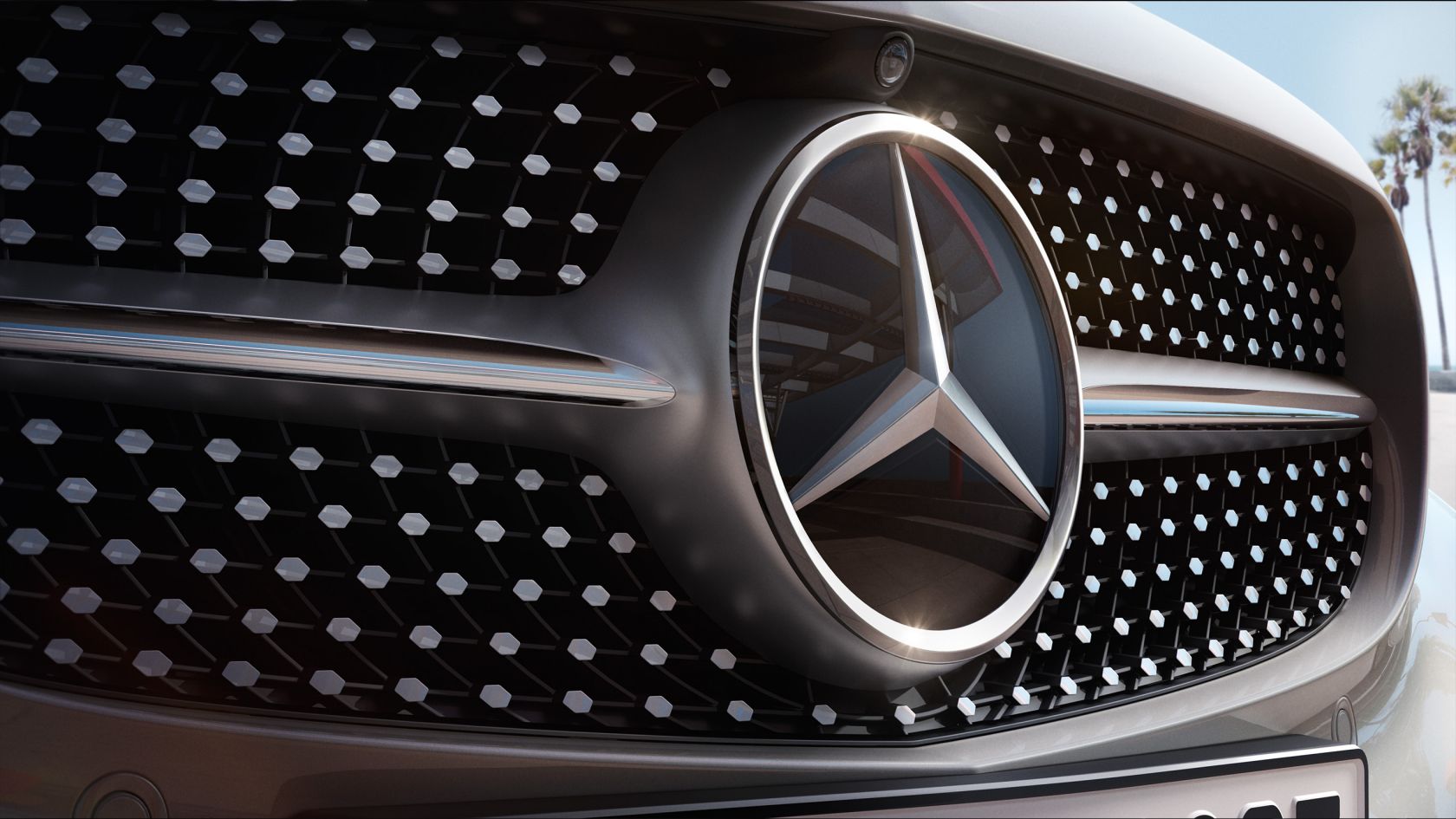 Na obrázku je diamantová maska chladiče s hvězdou Mercedes vozidla Mercedes-Benz Třídy C kabriolet.