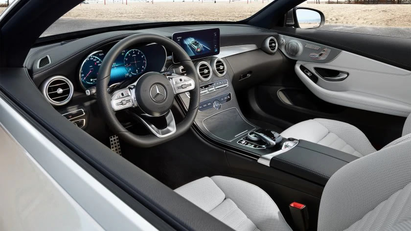 Na obrázku je kokpit vozidla Mercedes-Benz Třídy C kabriolet. 