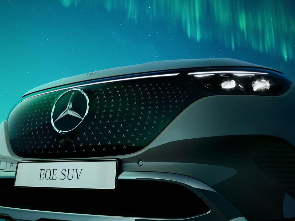 Maska chladiče s černým panelem se vzorem Mercedes-Benz