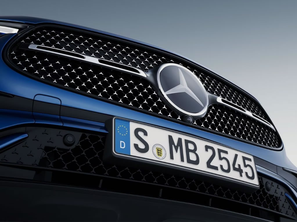Nová příď se sportovním krytem chladiče a Mercedes-Benz Pattern